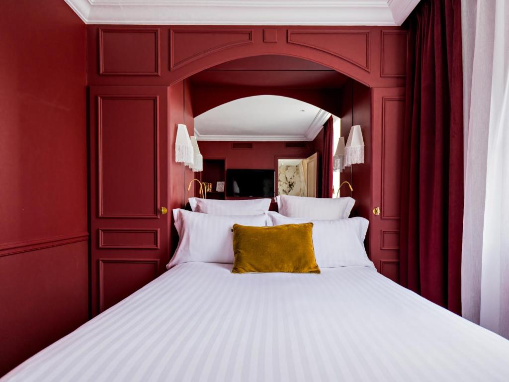 Postel nebo postele na pokoji v ubytování Hotel Duquesne Eiffel