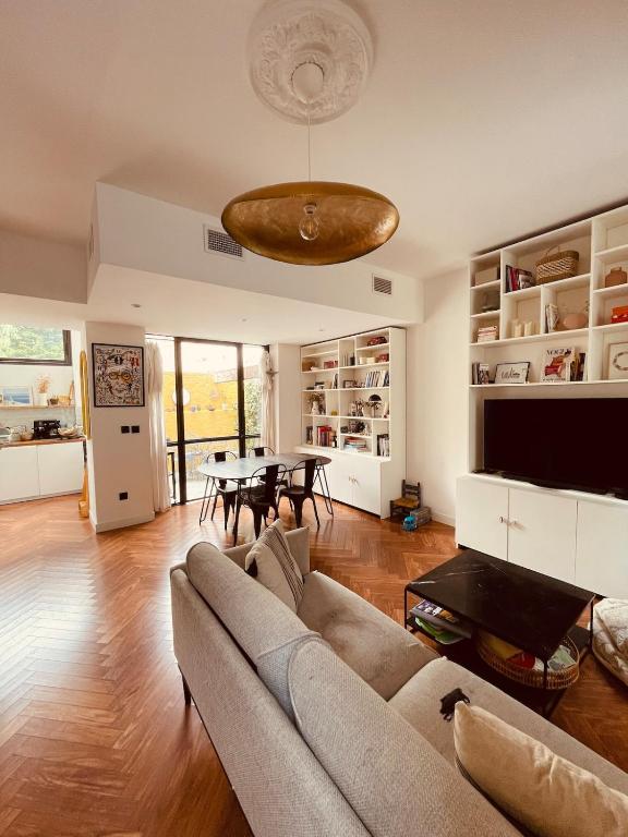 un salon avec un canapé et une table dans l'établissement House with patio in Camas, à Marseille