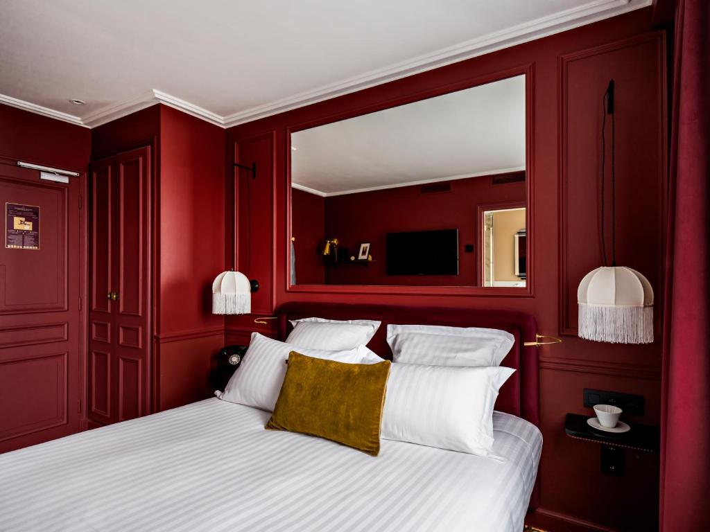 Postel nebo postele na pokoji v ubytování Hotel Duquesne Eiffel