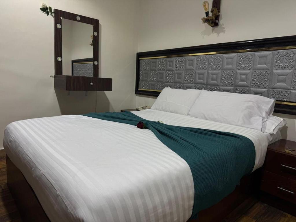 Postel nebo postele na pokoji v ubytování Lorenda palace hotel
