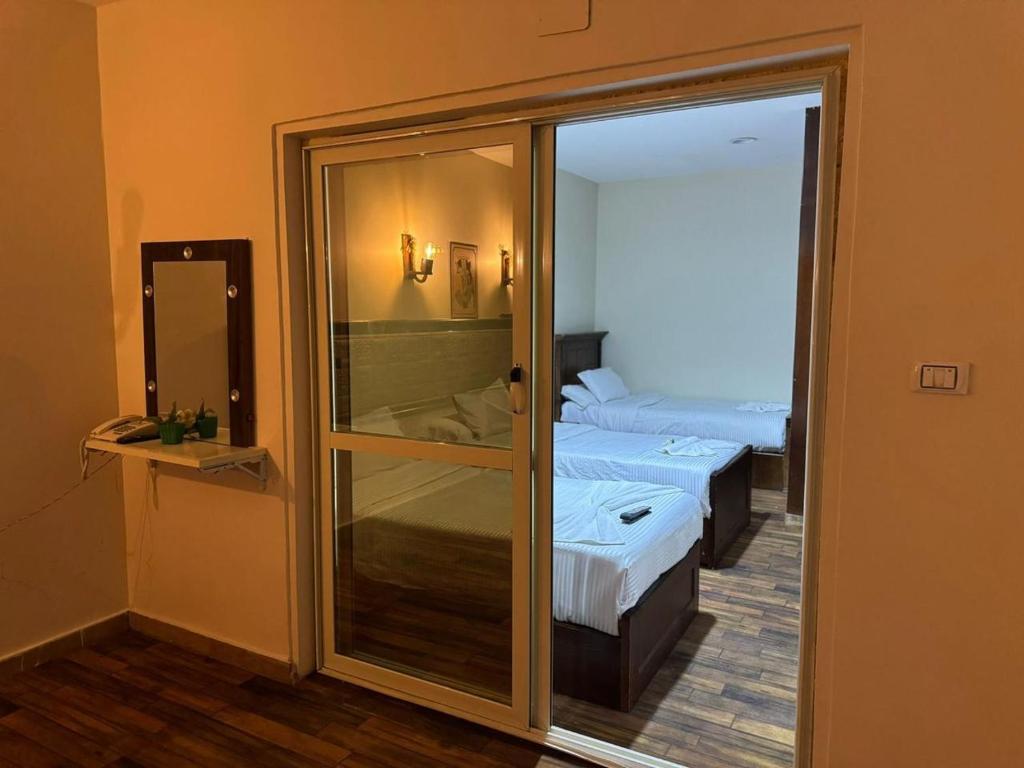 Postel nebo postele na pokoji v ubytování Lorenda palace hotel