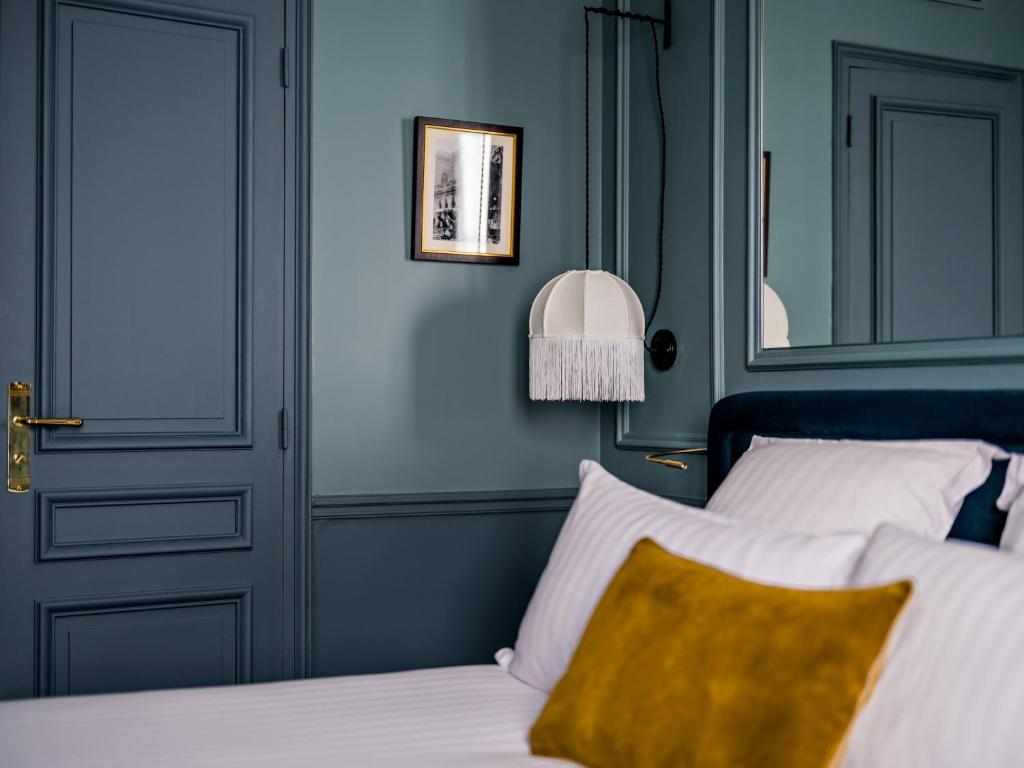 Postel nebo postele na pokoji v ubytování Hotel Duquesne Eiffel