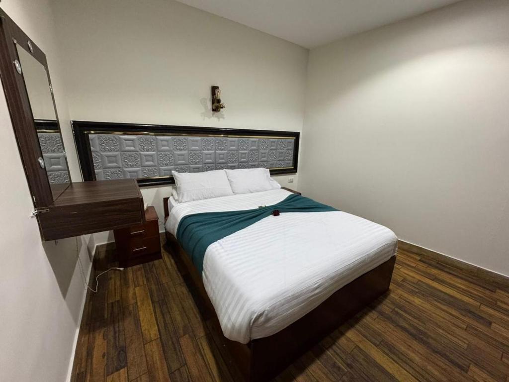 Postel nebo postele na pokoji v ubytování Lorenda palace hotel