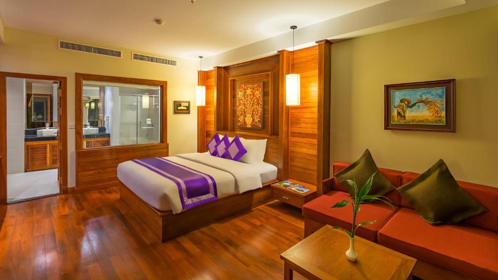 Postel nebo postele na pokoji v ubytování Angkor Miracle Resort & Spa