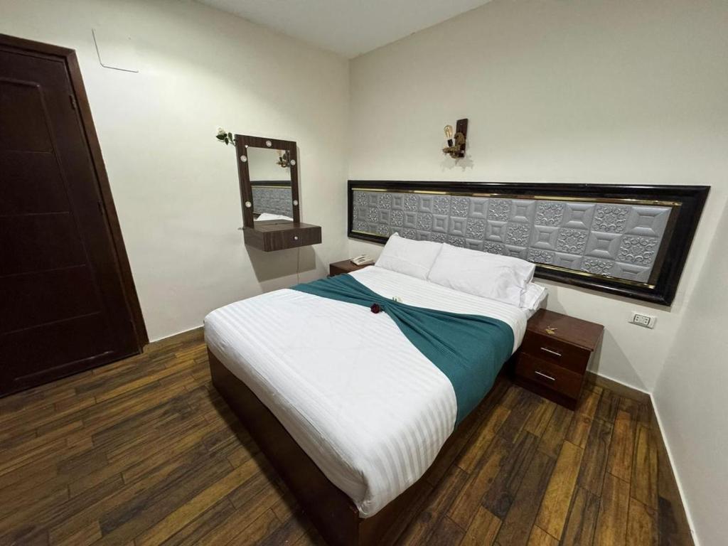 Postel nebo postele na pokoji v ubytování Lorenda palace hotel
