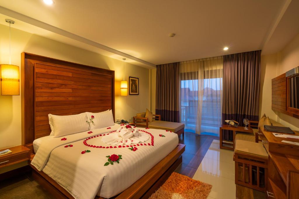 Postel nebo postele na pokoji v ubytování Angkor Miracle Resort & Spa