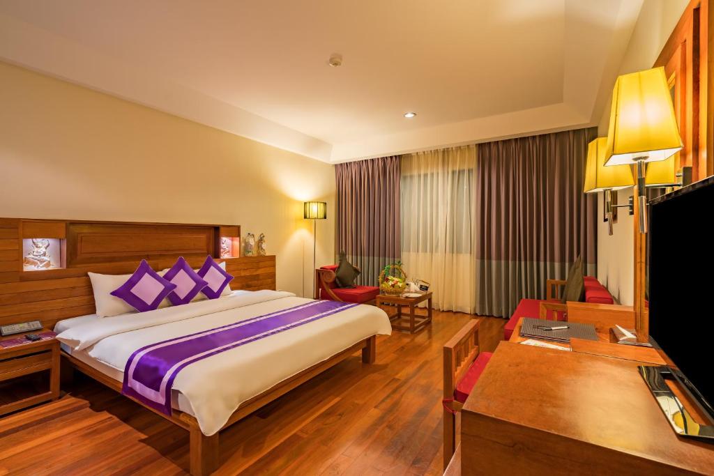 Postel nebo postele na pokoji v ubytování Angkor Miracle Resort & Spa