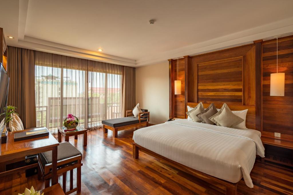 Postel nebo postele na pokoji v ubytování Angkor Miracle Resort & Spa