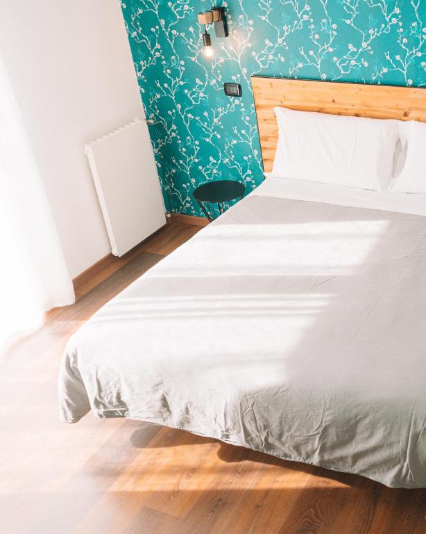a bed in a room with a green wall at TRAVEL STATION Bedandbreakfast in Bari