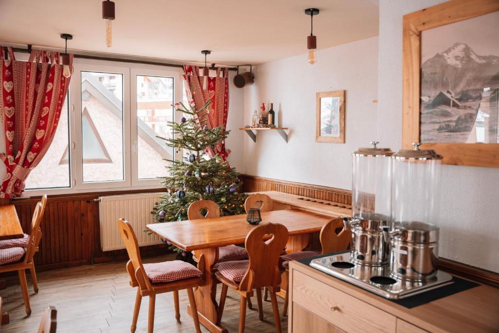 Příslušenství pro přípravu čaje a kávy v ubytování Hotel Le Pied Moutet