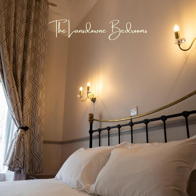 Llit o llits en una habitació de The Lansdowne Hotel