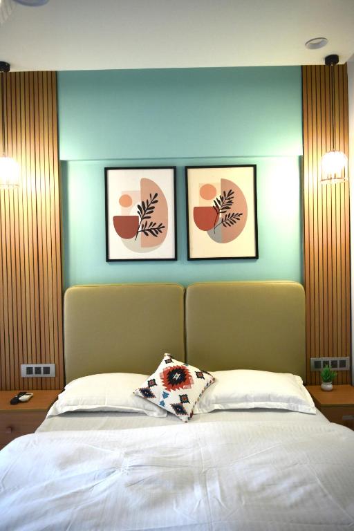 Postel nebo postele na pokoji v ubytování Abhibha Suites