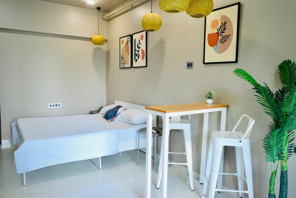 Postel nebo postele na pokoji v ubytování Abhibha Suites