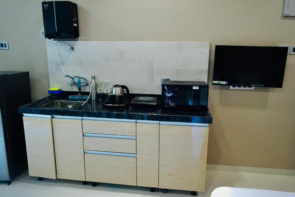 Kuchyň nebo kuchyňský kout v ubytování Abhibha Suites