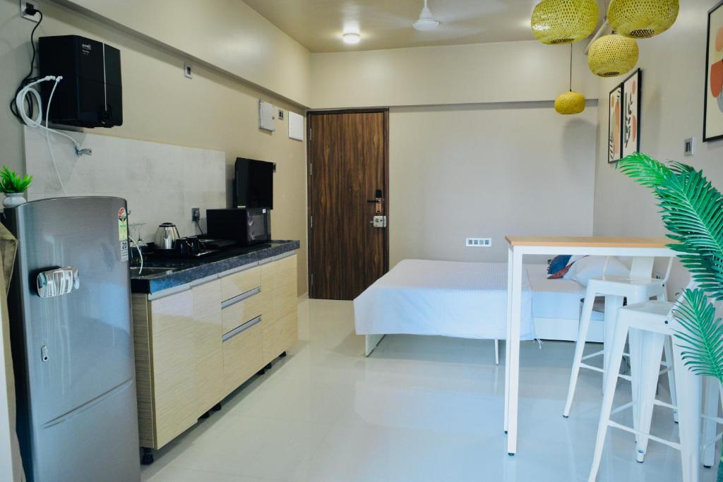 Kuchyň nebo kuchyňský kout v ubytování Abhibha Suites