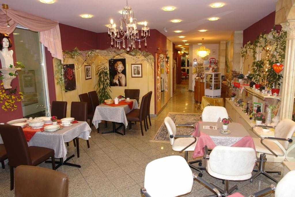 Reštaurácia alebo iné gastronomické zariadenie v ubytovaní Hotel Garni Daniela Urich