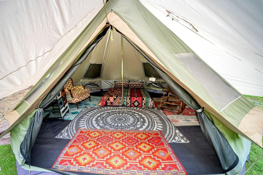 TV a/nebo společenská místnost v ubytování Off-Grid Creekside Tent Ideal for a Glamping Experience in Cosby, Tennessee