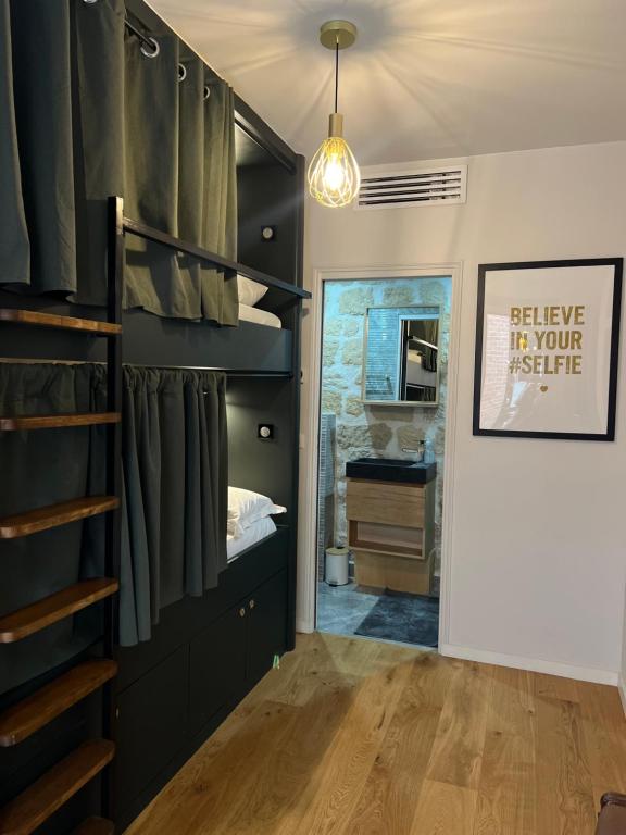 Kuchyň nebo kuchyňský kout v ubytování FRATERNiTY-HOTEL