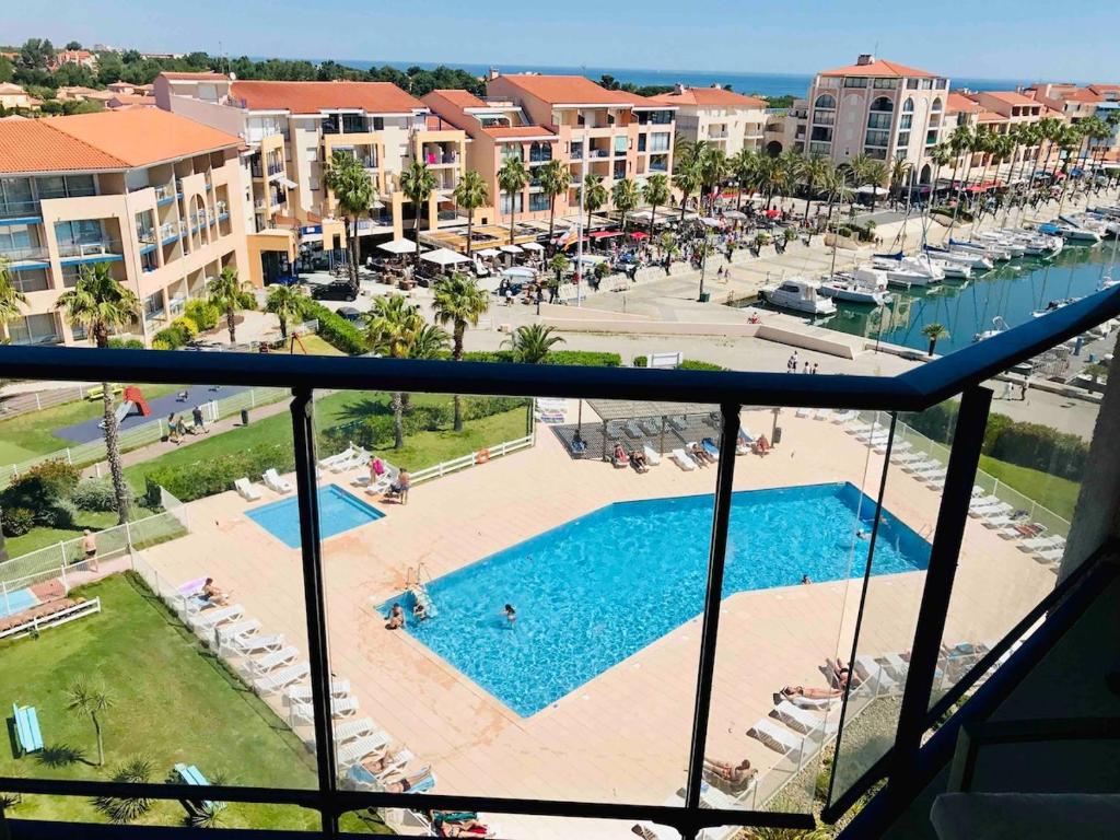 - une vue sur la piscine d'un complexe dans l'établissement Superbe T2 bord de mer belle résidence au port Argeles piscine & parking, à Argelès-sur-Mer