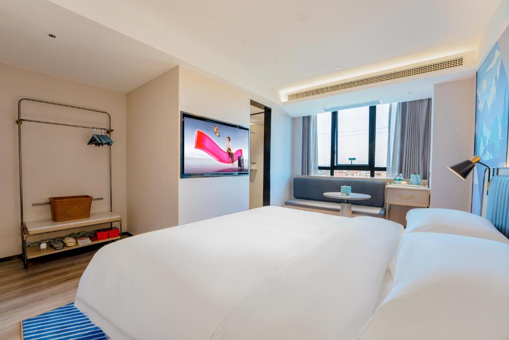 TV a/nebo společenská místnost v ubytování Echarm International Hotel Guangzhou Baiyun International Airport Qingbu Metro Branch - Free Deliver Service to Guangzhou Baiyun International Airport & Free Deliver Service to Canton Fair Complex During Canton Fair Period