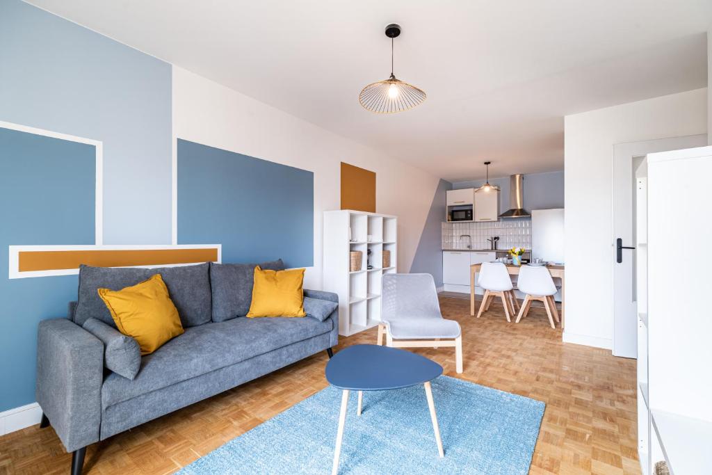 un salon avec un canapé et une table dans l'établissement Une coloc en ville 2 - 376, à Rouen