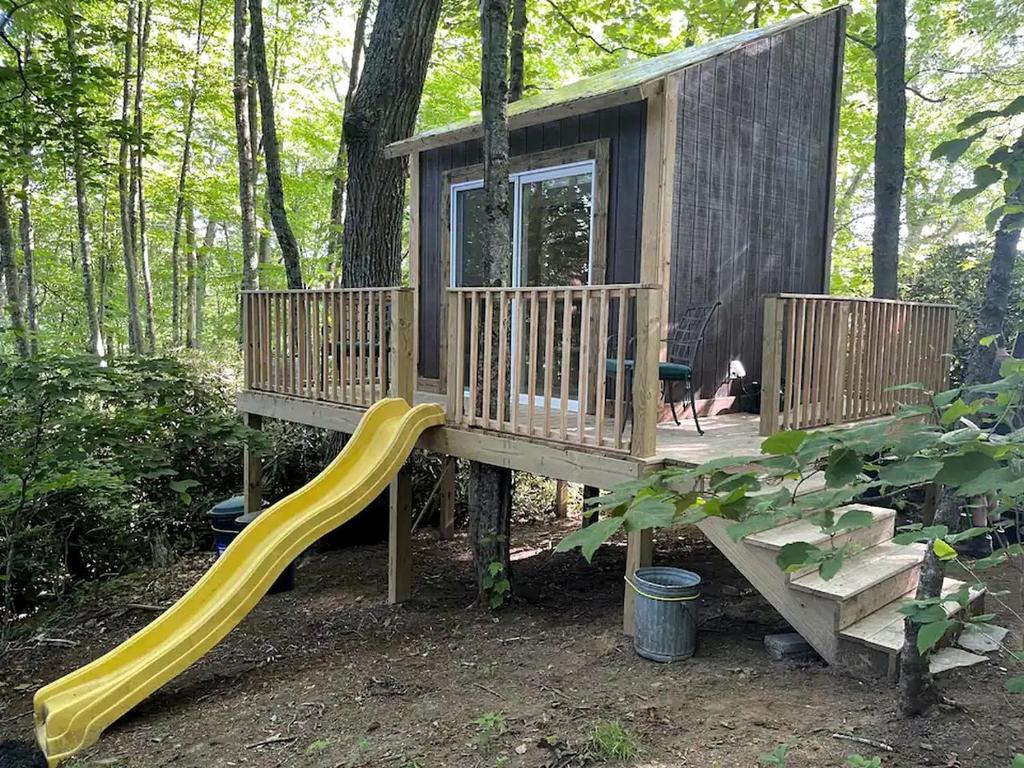 布恩Treehouse Glamping in Boone, NC的带滑梯和长凳的游戏屋