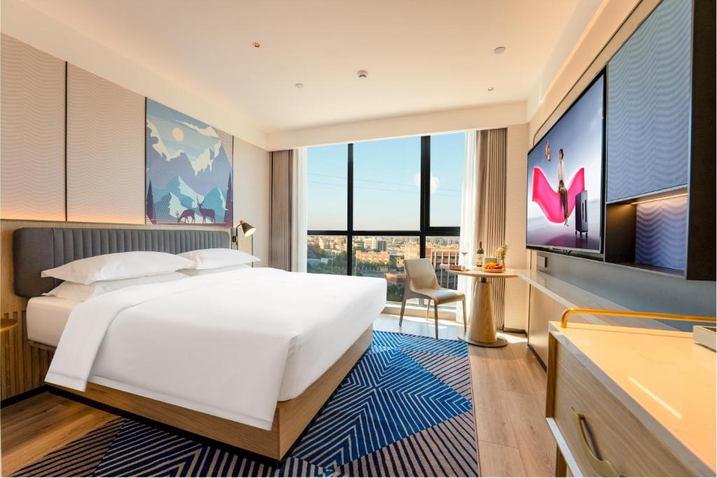 TV a/nebo společenská místnost v ubytování Echarm International Hotel Guangzhou Baiyun International Airport Qingbu Metro Branch - Free Deliver Service to Guangzhou Baiyun International Airport & Free Deliver Service to Canton Fair Complex During Canton Fair Period