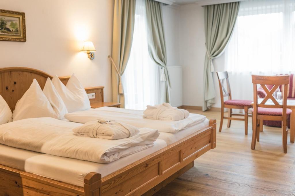A bed or beds in a room at Hotel Schartner