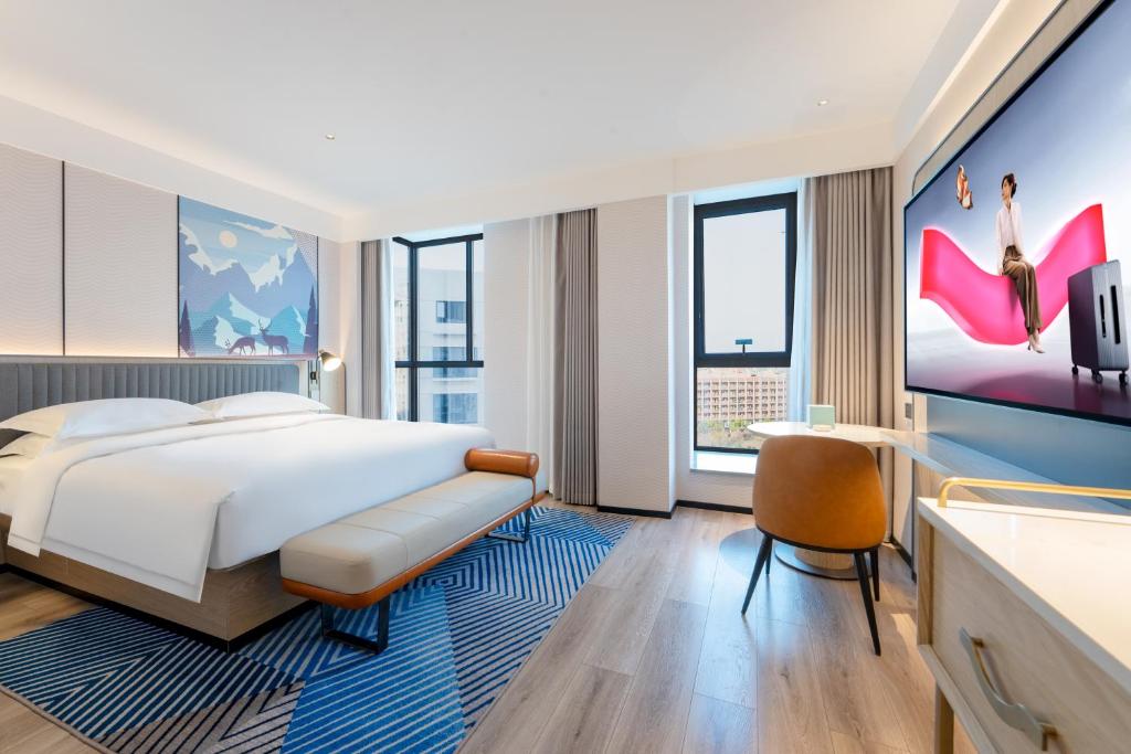 Postel nebo postele na pokoji v ubytování Echarm International Hotel Guangzhou Baiyun International Airport Qingbu Metro Branch - Free Deliver Service to Guangzhou Baiyun International Airport & Free Deliver Service to Canton Fair Complex During Canton Fair Period