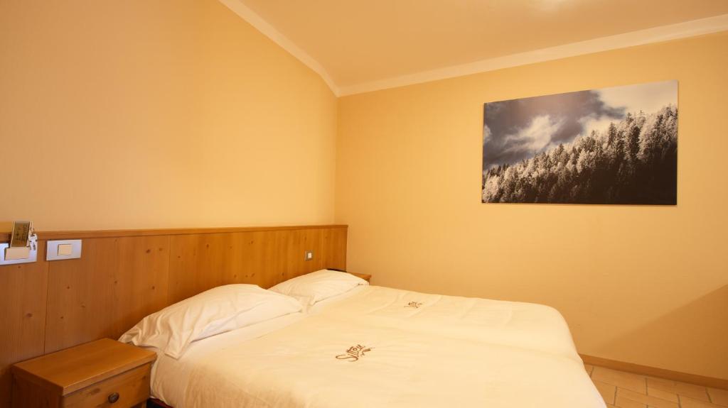 Postel nebo postele na pokoji v ubytování Albergo Ristoro Sitten - 2300 mt