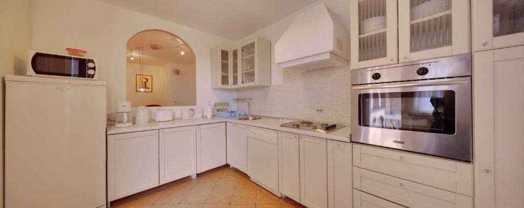 Kuchyň nebo kuchyňský kout v ubytování Apartman Osijek