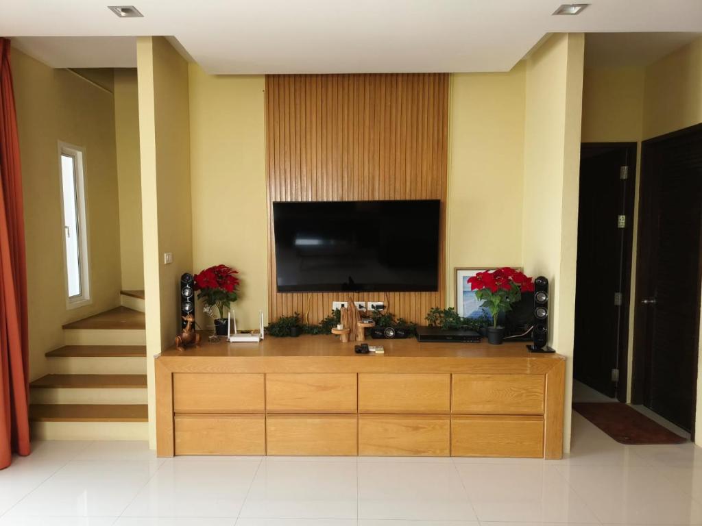 Μια τηλεόραση ή/και κέντρο ψυχαγωγίας στο Comfy townhouse at best location