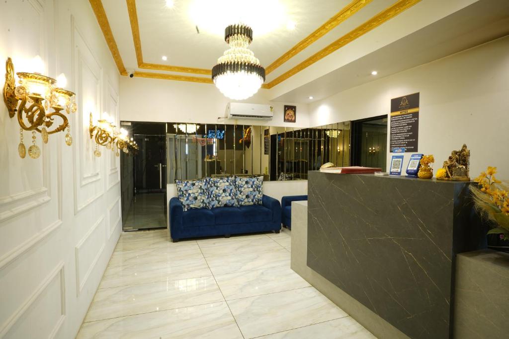 塞恩Hotel Blissful的一间客厅,里面设有蓝色的沙发