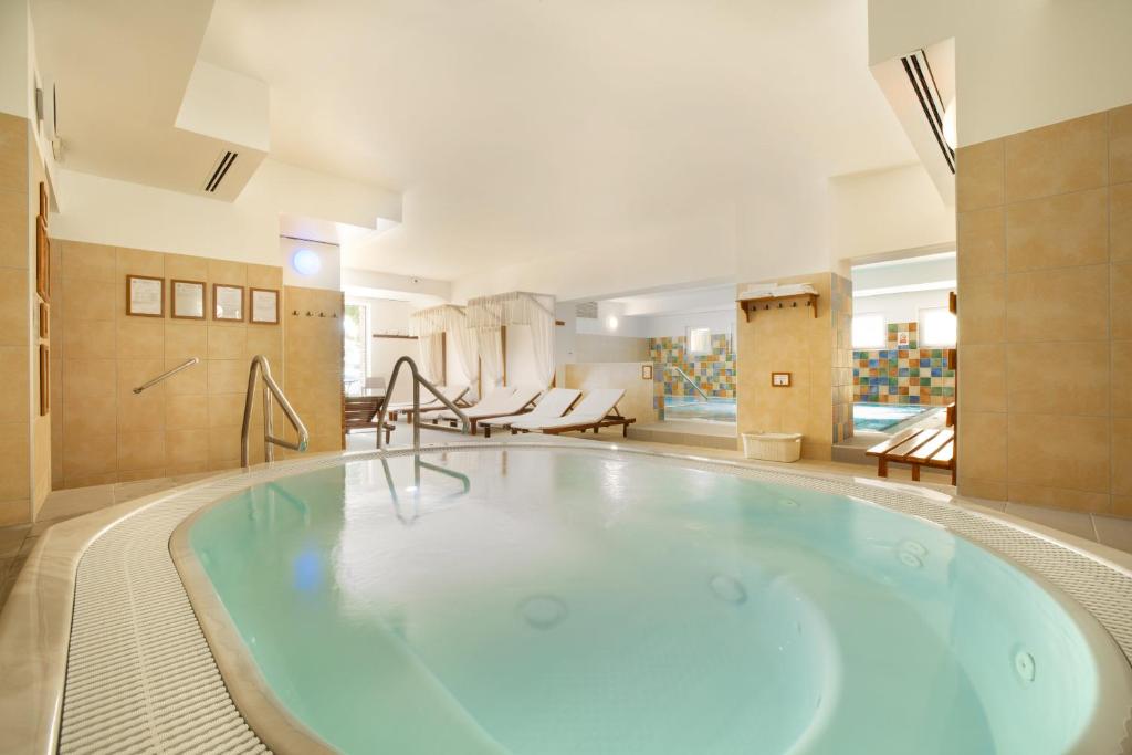 Bazén v ubytování Boutique Hotel Szárcsa nebo v jeho okolí