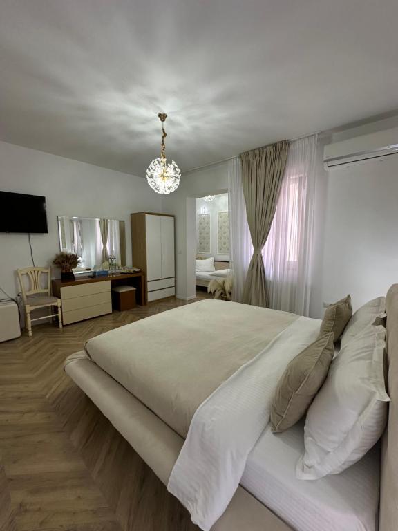Una cama o camas en una habitación de Vila Zoe BucharestAirport&Therme&Parking Otopeni