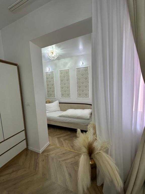 Una cama o camas en una habitación de Vila Zoe BucharestAirport&Therme&Parking Otopeni