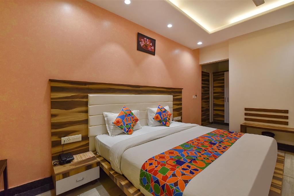 Un dormitorio con una cama grande en una habitación. en FabHotel The Wind Palace, en Jaipur