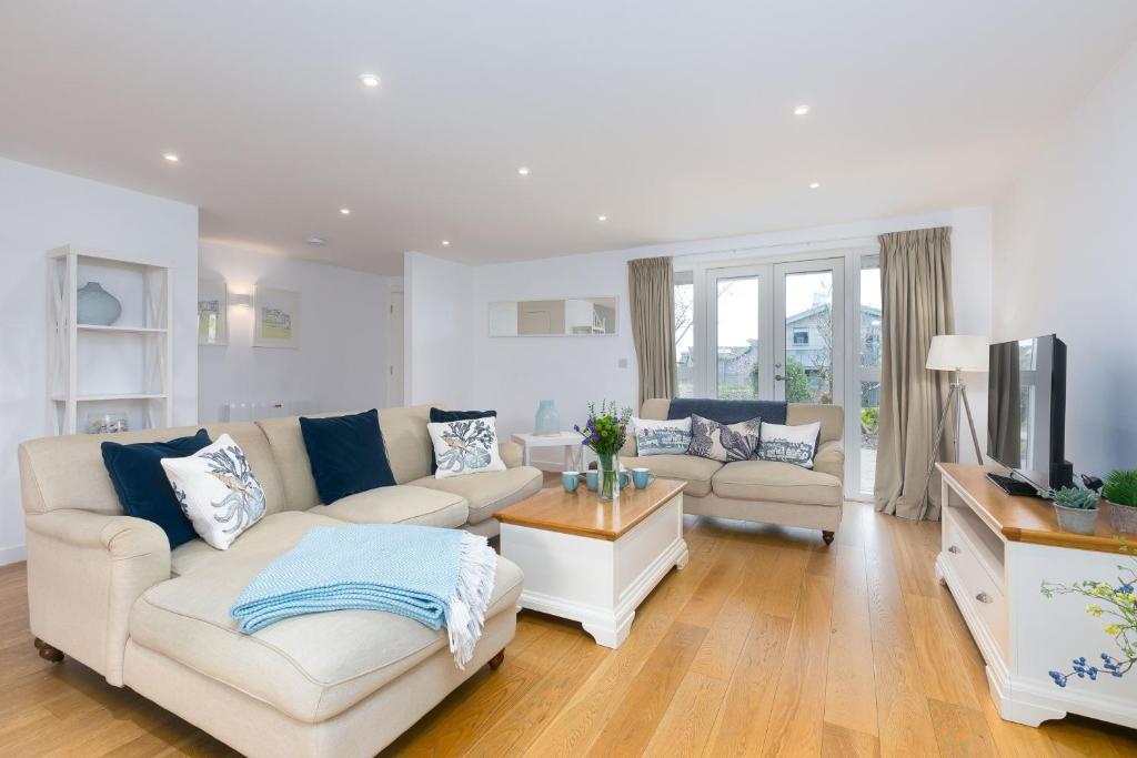 a living room with a couch and a tv at 64 Una in Carbis Bay