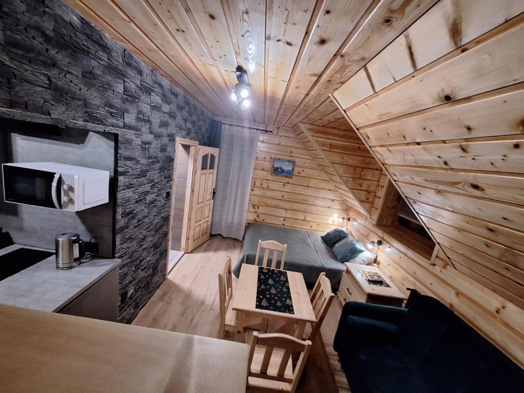 Un pat sau paturi într-o cameră la Apartamenty i pokoje u Ciesielki