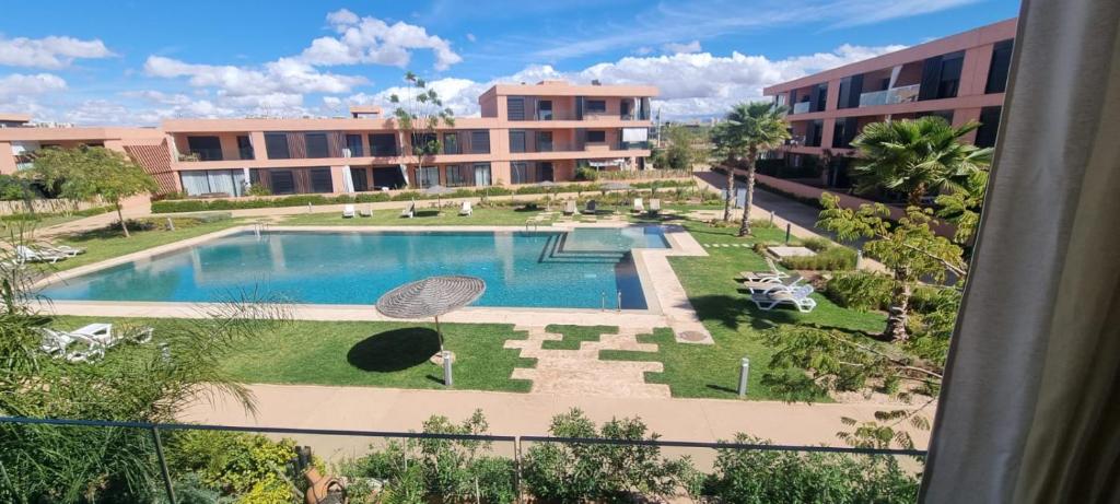 - une vue sur la piscine dans un bâtiment dans l'établissement Appartement Domaine de Noria, à Marrakech