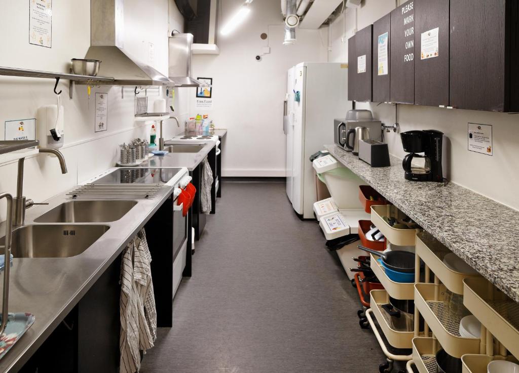 Kuchyň nebo kuchyňský kout v ubytování CheapSleep Hostel Helsinki