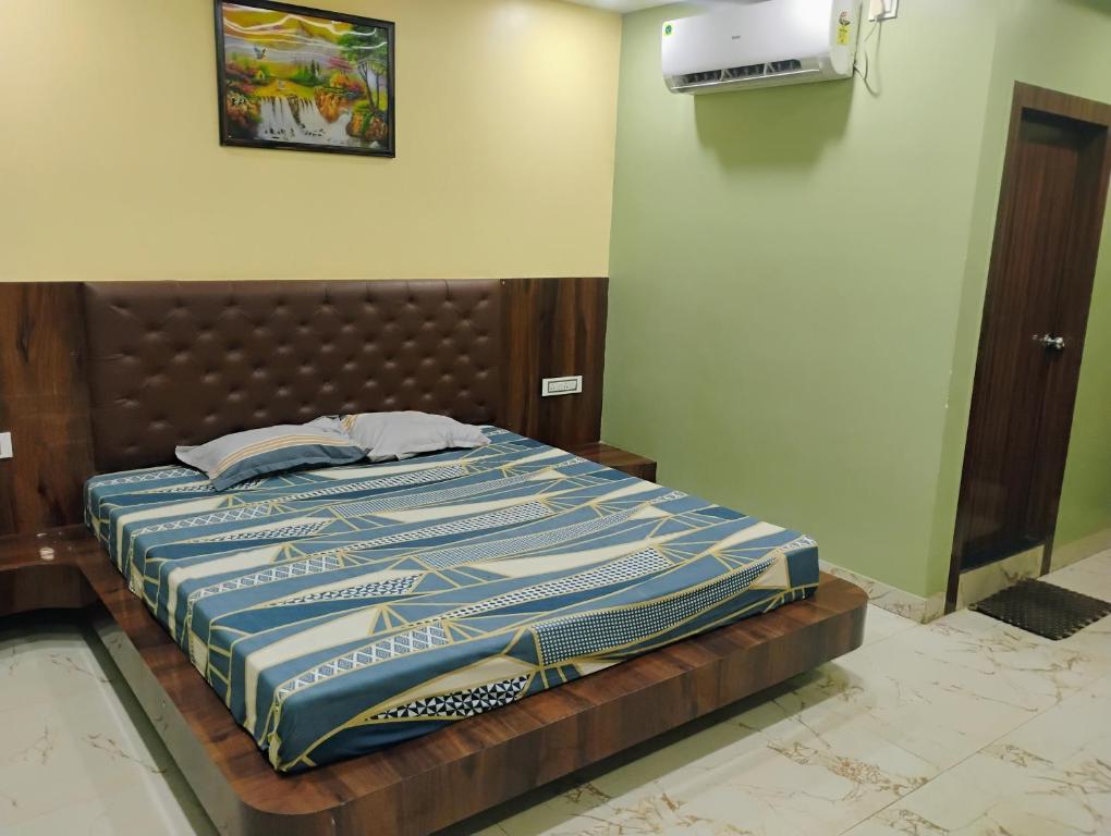 un letto in una stanza con di Umas Regency a Guwahati