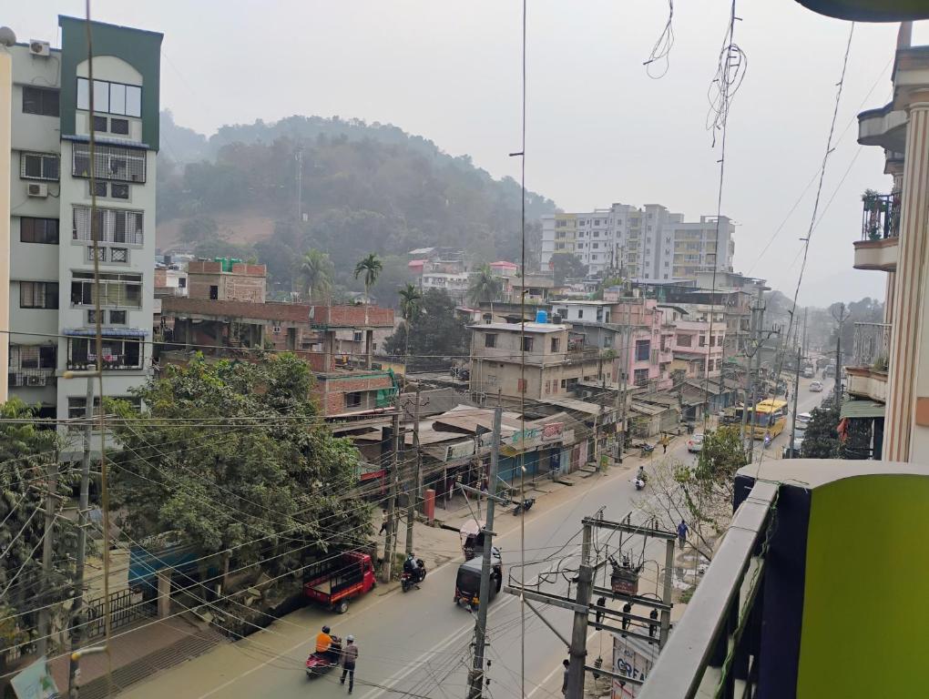 vista su una strada della città con edifici di Umas Regency a Guwahati