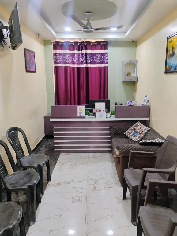 una sala d'attesa con scrivania e alcune sedie di Umas Regency a Guwahati