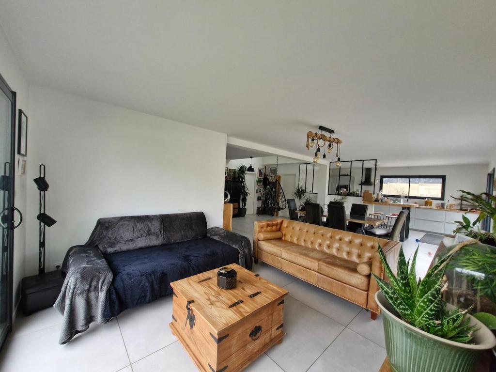 un salon avec un canapé et une table basse dans l'établissement Villa Pool Lake Beache City, à Saint-Nazaire