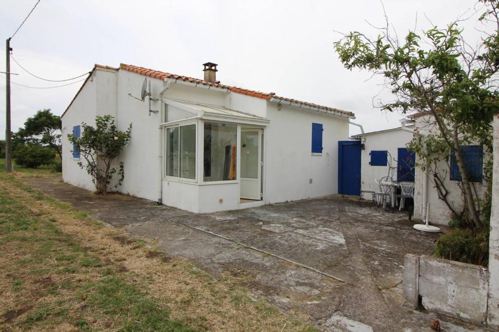 a white house with a yard in front of it at Maison 3 pièces Oléron 6 couchages SAINT GEORGES D'OLERON SGO000-434 in Saint-Georges-dʼOléron