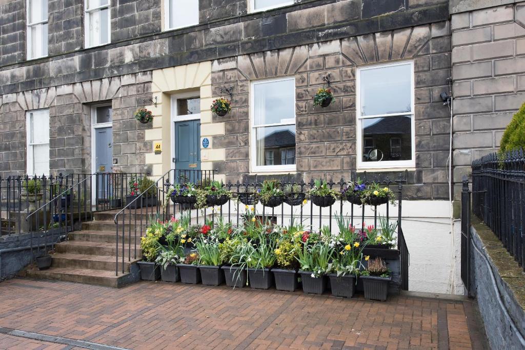 a building with a bunch of flowers in front of it at Sherwood Guest House in Edinburgh