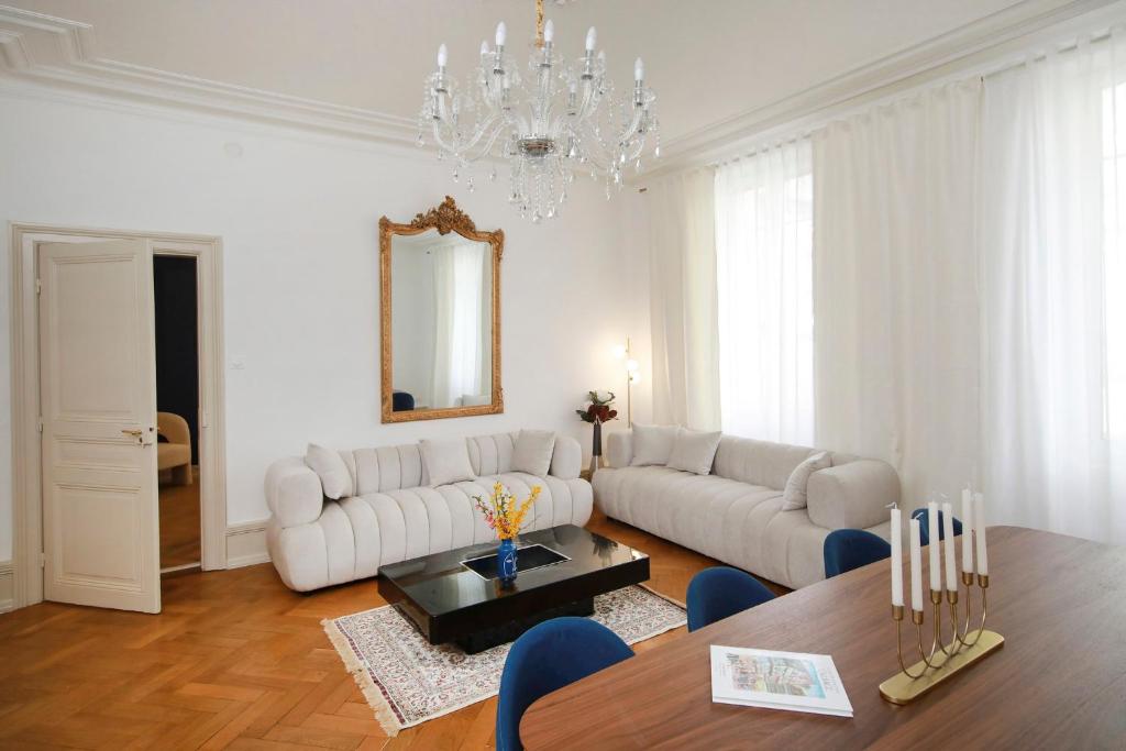 Χώρος καθιστικού στο LE LYNX HAUSSMANIEN appartement tout confort, climatisé avec parking privé, à deux pas du centre