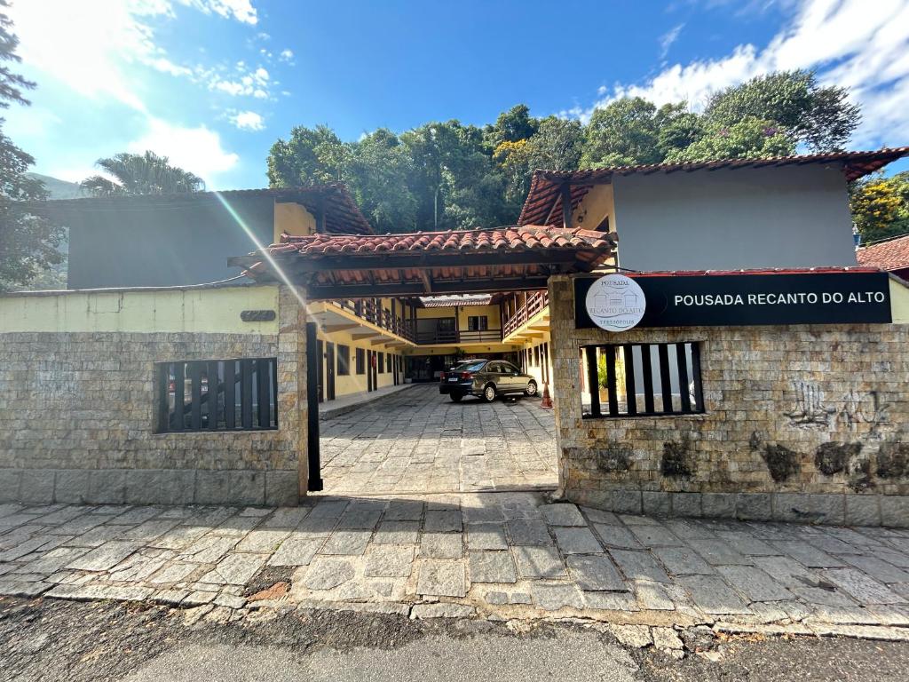 an entrance to a building with a sign on it at Pousada Recanto do Alto de Teresópolis in Teresópolis