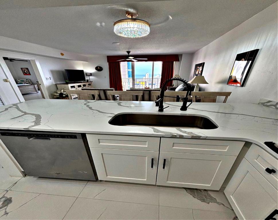 Η κουζίνα ή μικρή κουζίνα στο Vacation in Resort luxury - Updated 1BR King Bed Master Jacuzzi Suite - Wyndham Ocean Walk 2429